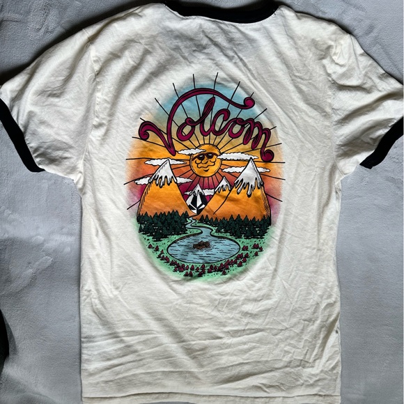 Volcom graphic shirt women’s - Picture 3 of 4